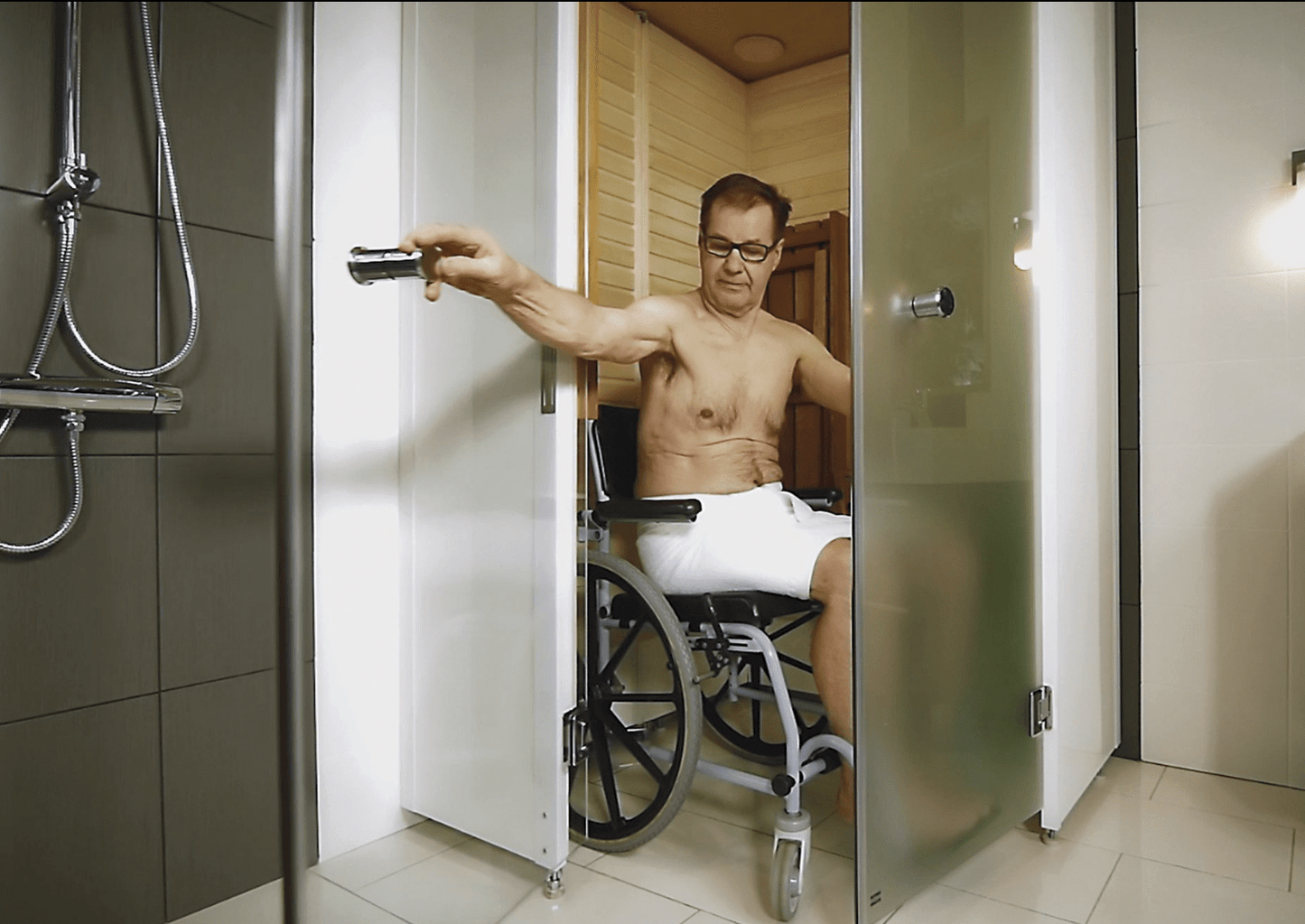 Sauna SmartFold 2.0 acessível para cadeiras de rodas.