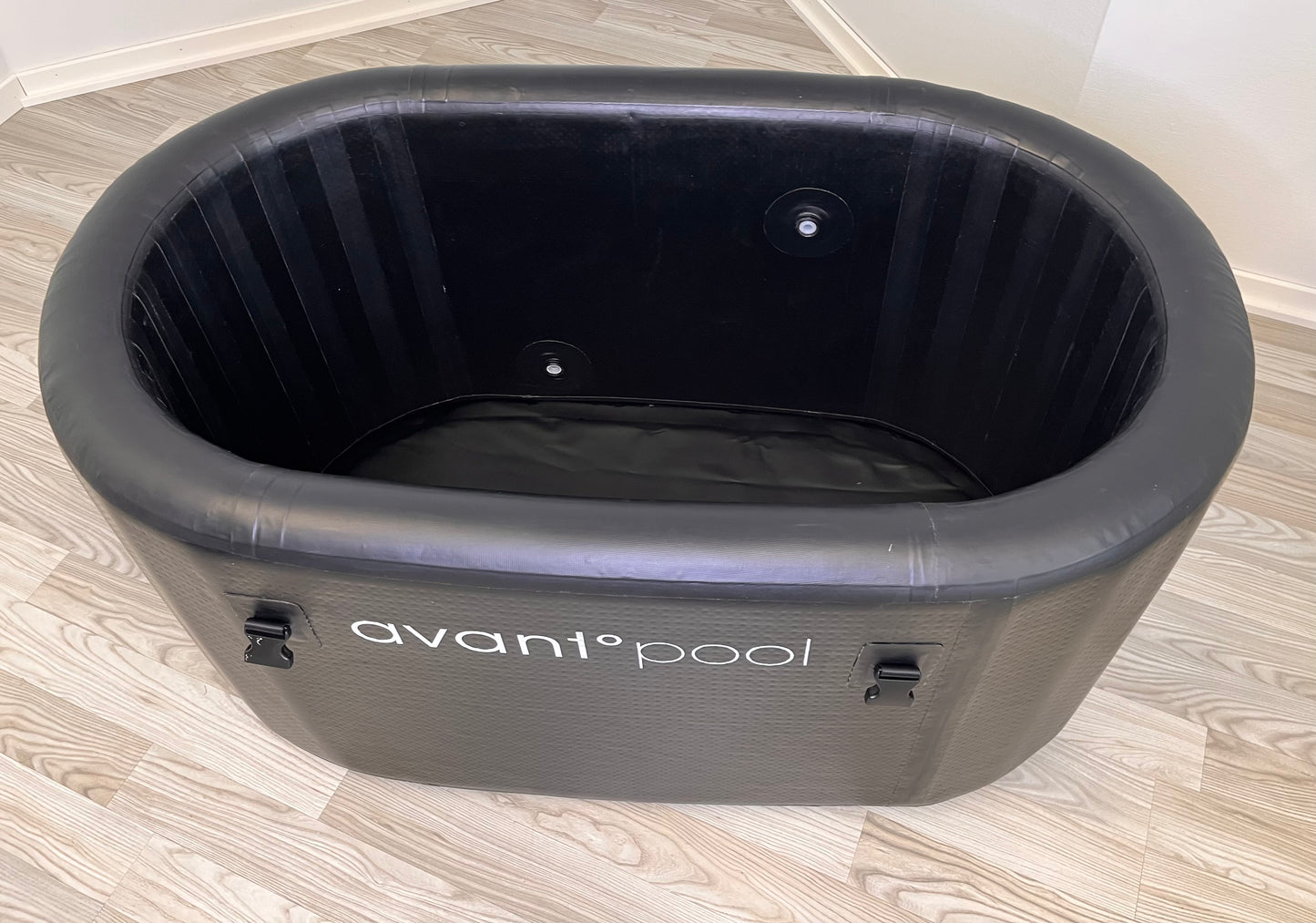 Banheira de Gelo Inflável - Kide em piso de madeira.