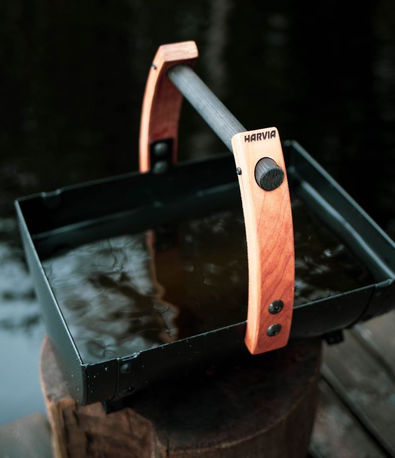 Balde Legend preto com alça de madeira.