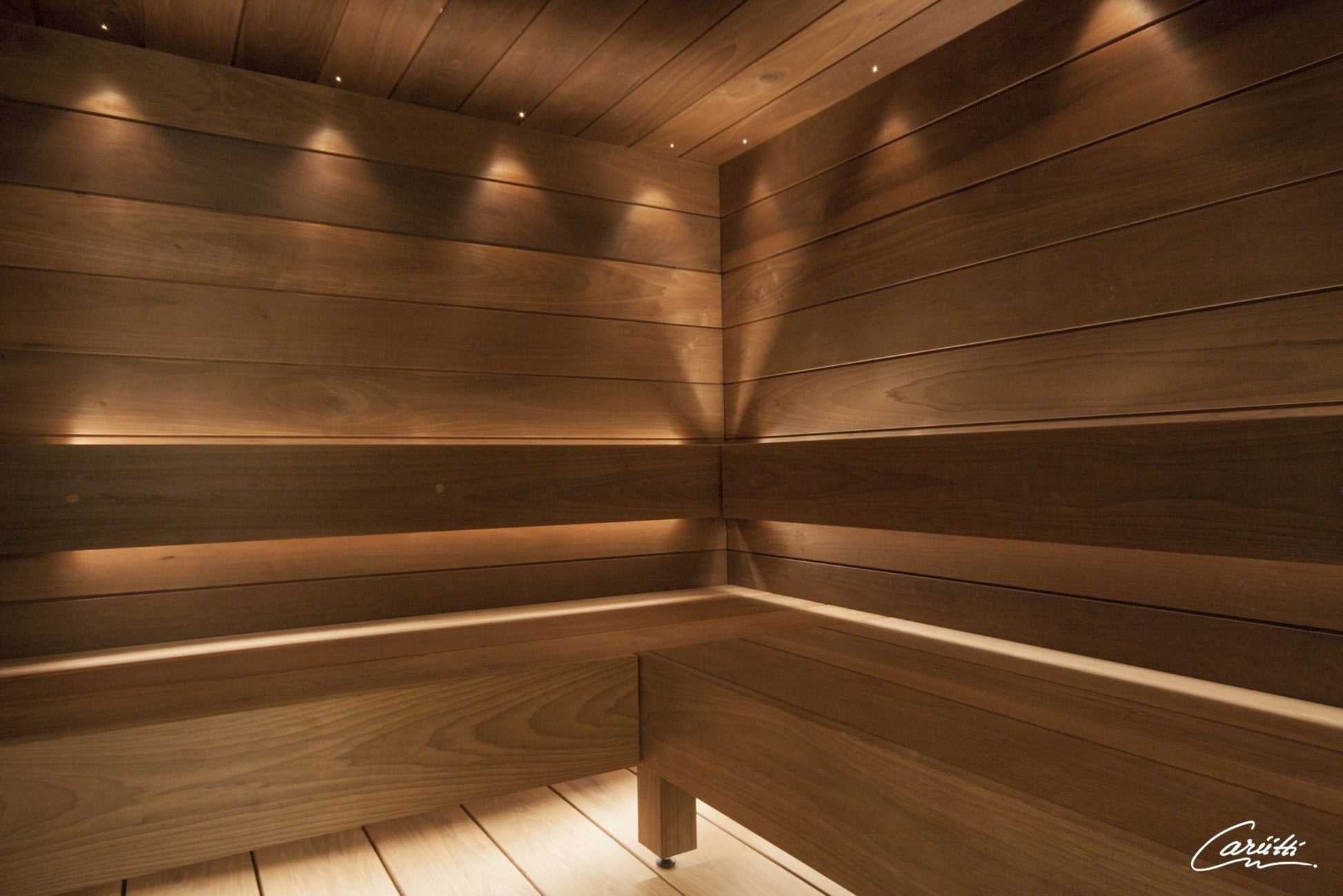 Cariitti Linear LED 2m em sauna iluminada.