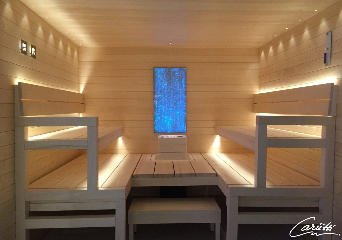 Cariitti Linear LED 2m em sauna com bancos de madeira.