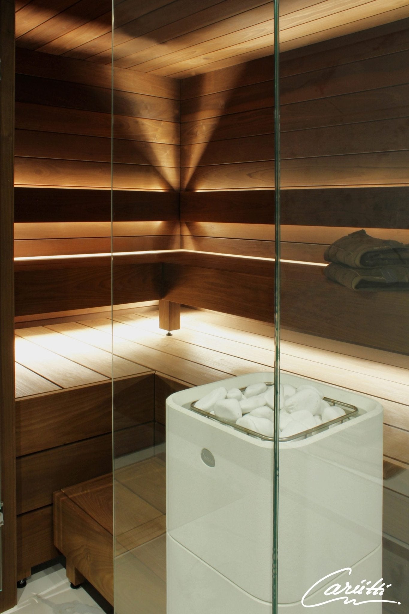 Cariitti Linear LED 2m em sauna com vidro.