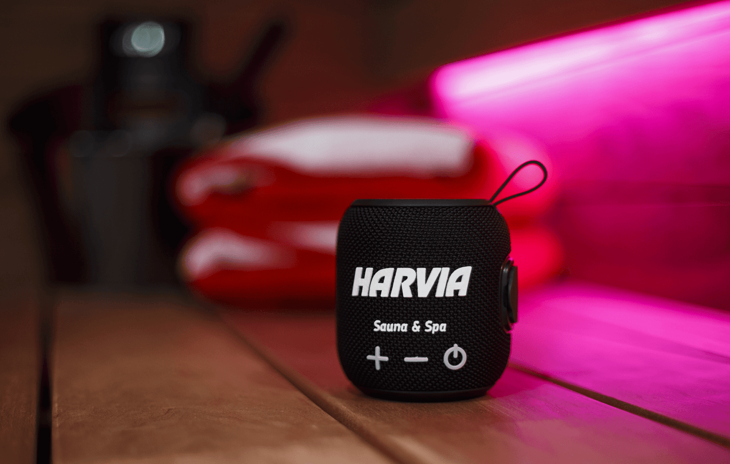 Coluna Bluetooth Para Sauna Harvia em superfície de madeira.