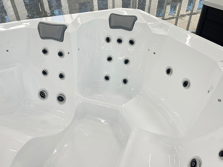 Jacuzzi Hydra 200, banheira de hidromassagem elegante para quatro pessoas.