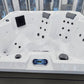 Jacuzzi Hydra 200 com tela e botões pretos.