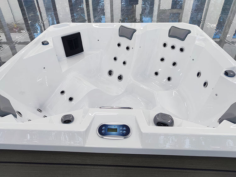 Jacuzzi Hydra 200 com tela e botões pretos.