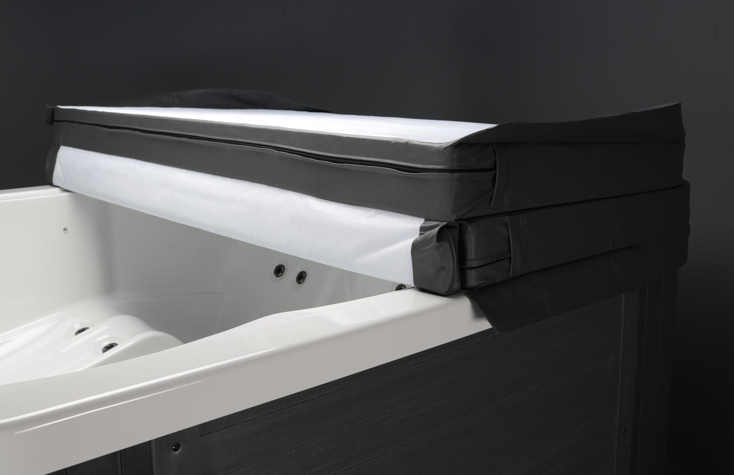 Jacuzzi Exterior Vellamo S em cima de banheira branca.