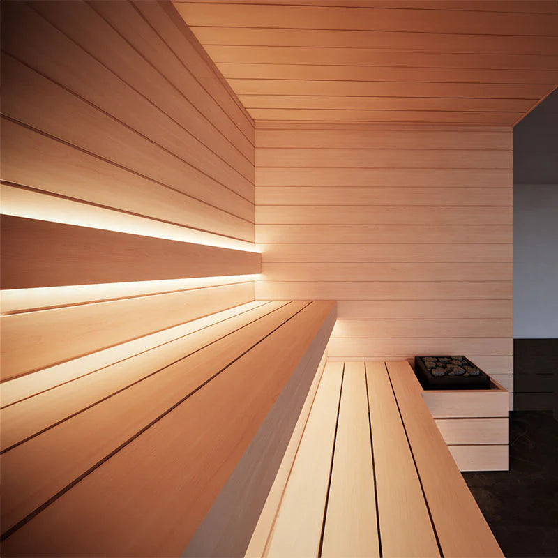 KUUT Sauna Modular Luxuosa OTTO (Aspen) com bancos de Aspen.
