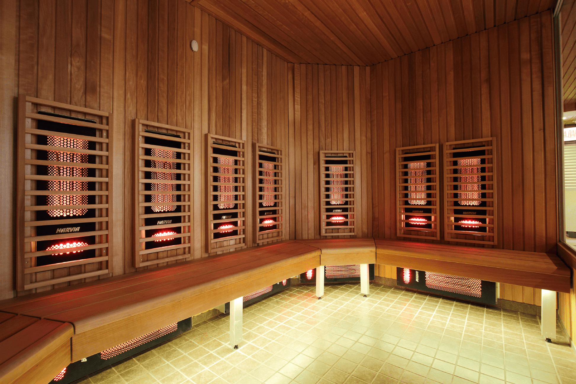 Radiador de infravermelhos Harvia Comfort em cabine de sauna.