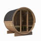 Sauna Exterior Ergo em formato de barril com porta de vidro.