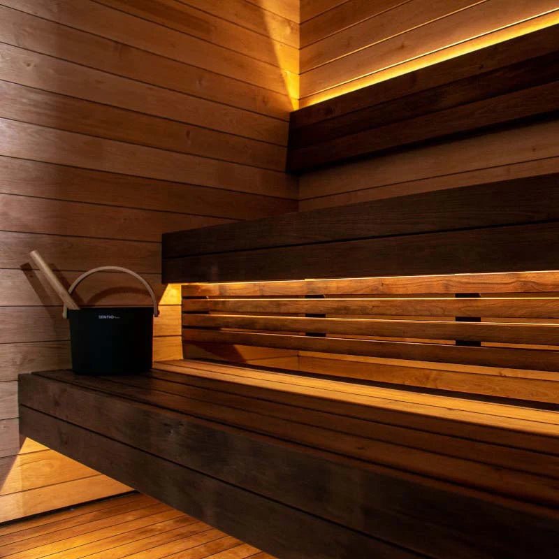 Banco de madeira no KUUT Sauna a Lenha M.