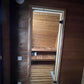Sauna Exterior Hobbit 195 com porta de vidro aberta.