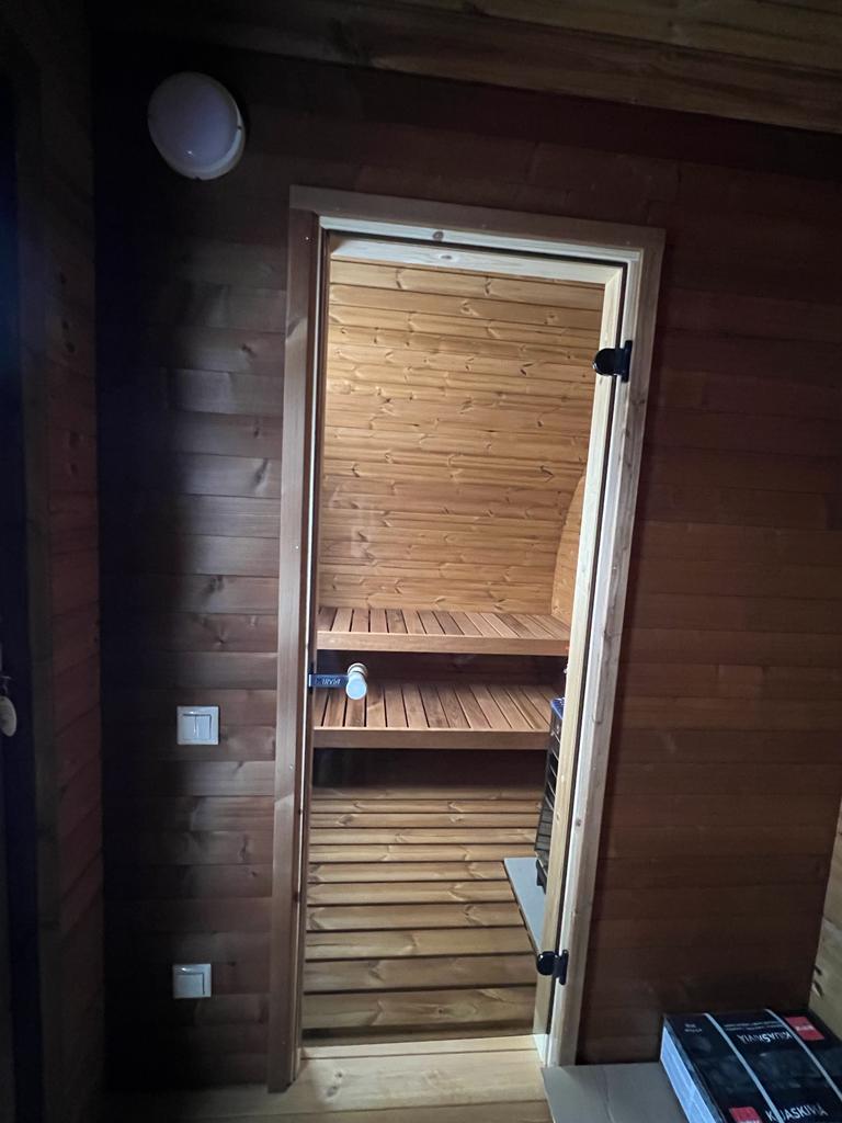 Sauna Exterior Hobbit 195 com porta de vidro aberta.