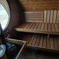 Sauna Exterior Hobbit 300 com bancos e mesa.