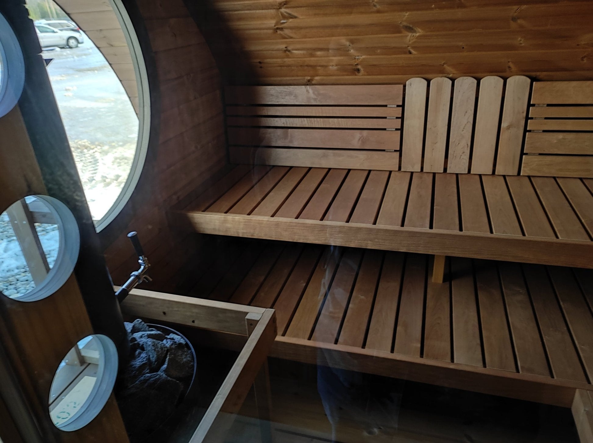 Sauna Exterior Hobbit 300 com bancos e mesa.