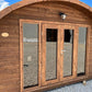 Sauna Exterior Hobbit 500 com janelas e portas de vidro.