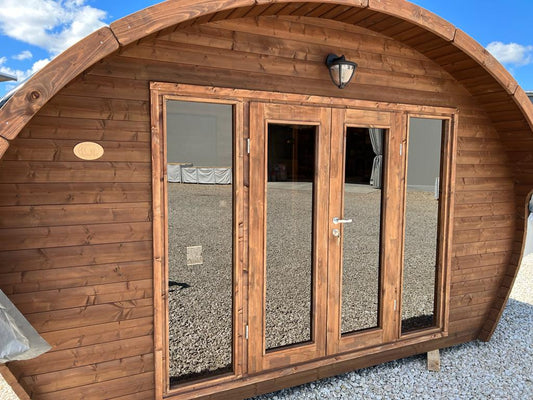 Sauna Exterior Hobbit 500 com janelas e portas de vidro.