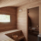 Sauna Exterior Hobbit 500 com janela e balde de madeira.