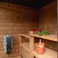 Sauna Exterior Nordic Dawn com balde e ervas no interior.