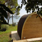 Sauna Exterior Pod com chaminé e estrutura de madeira.