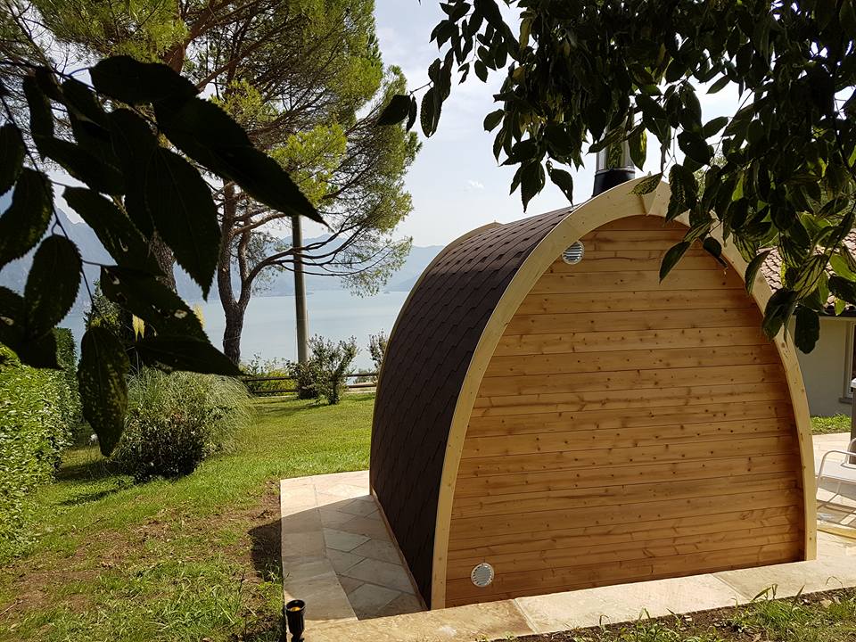 Sauna Exterior Pod com chaminé e estrutura de madeira.