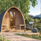 Sauna Exterior Pod com cadeira e mesa em deck à beira do lago.