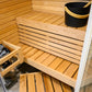 Sauna Sirius Corner com banco de madeira e balde preto.