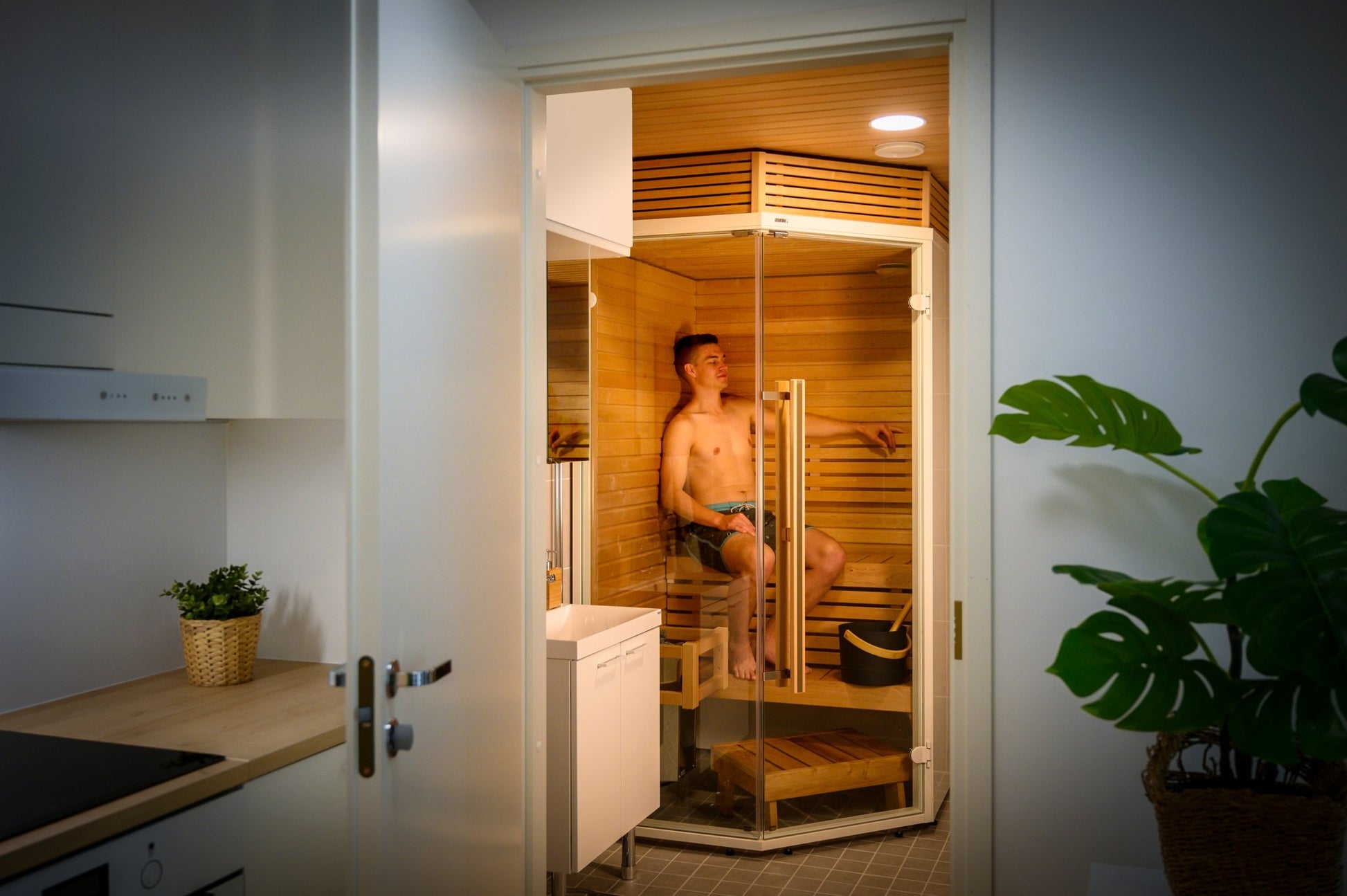 Sauna Sirius Corner com homem relaxando.