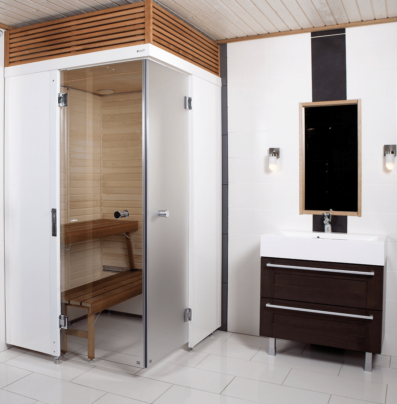 Sauna SmartFold em banheiro moderno com chuveiro de vidro.