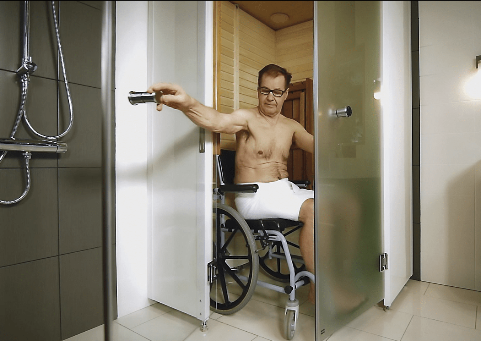 Sauna SmartFold 2.0 acessível para cadeiras de rodas.