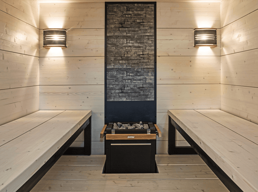 Sauna Solide com bancos de madeira e aquecedor.