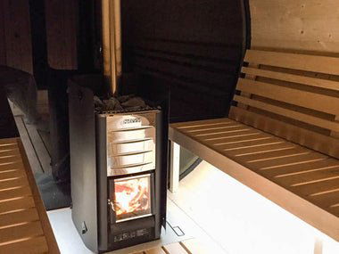 Sauna Exterior Barrel 250 ao lado de um fogão a lenha.