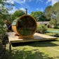 Sauna Exterior Barrel 250 em terraço ao ar livre.