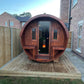 Sauna Exterior Barrel 250 com design cilíndrico em madeira.