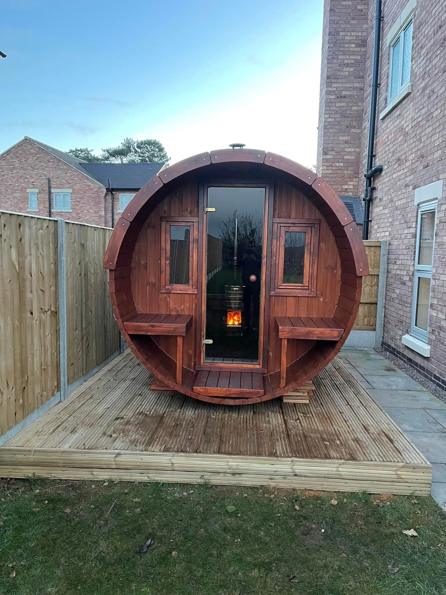 Sauna Exterior Barrel 250 com design cilíndrico em madeira.