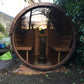 Sauna Exterior Barrel 250 com bancos integrados.