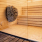 Sauna Exterior Lumi com cesto de pedras.