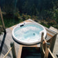 Jacuzzi Serena 210 em um deck com vista para a floresta.
