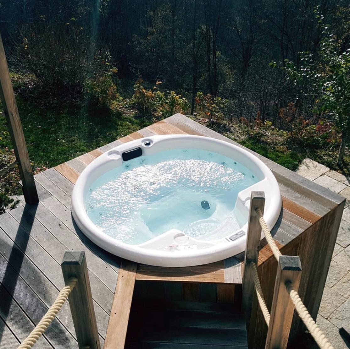 Jacuzzi Serena 210 em um deck com vista para a floresta.