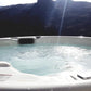 Jacuzzi Serena 210 com montanhas ao fundo.