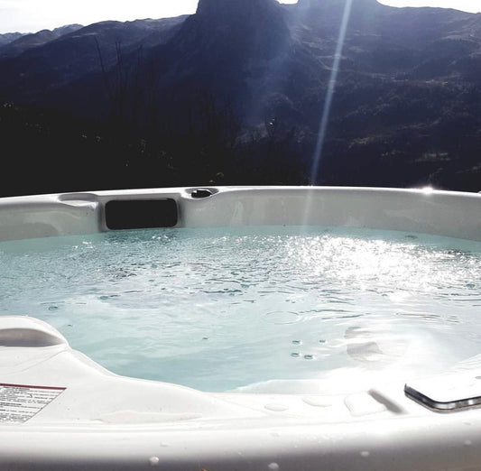 Jacuzzi Serena 210 com montanhas ao fundo.